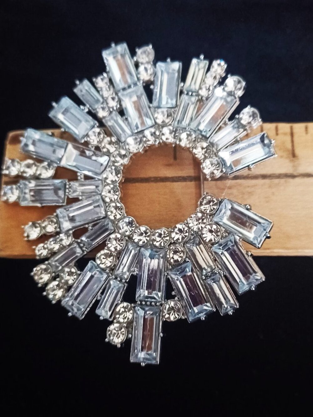 Stunning Rhinestone Round Brooch - Picture 4 of 4